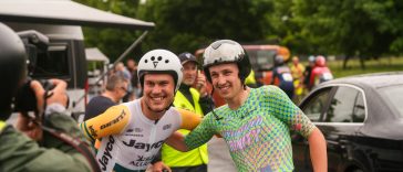 El campeón australiano de ruta y contrarreloj, Luke Plapp (Jayco-AlUla), con el campeón australiano de carreras en ruta U23, Fergus Browning (Trinity), disfrutando de la camaradería de la carrera en la contrarreloj de la etapa 2 del Tour de Bright 2024.