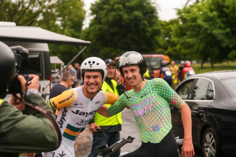 El campeón australiano de ruta y contrarreloj, Luke Plapp (Jayco-AlUla), con el campeón australiano de carreras en ruta U23, Fergus Browning (Trinity), disfrutando de la camaradería de la carrera en la contrarreloj de la etapa 2 del Tour de Bright 2024.