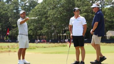 Edoardo Molinari de Italia habla con Viktor Hovland de Noruega en el tercer hoyo durante una ronda de práctica previa al Abierto de Estados Unidos en Pinehurst Resort el 10 de junio de 2024 en Pinehurst, Carolina del Norte.