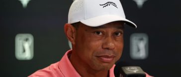 El anfitrión del torneo, Tiger Woods, habla con los medios antes del Hero World Challenge en las Bahamas (Kevin C. Cox)