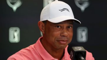 El anfitrión del torneo, Tiger Woods, habla con los medios antes del Hero World Challenge en las Bahamas (Kevin C. Cox)