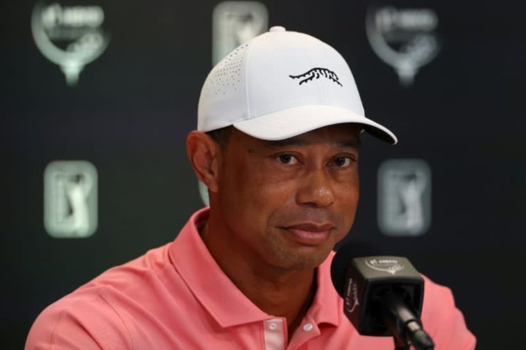 El anfitrión del torneo, Tiger Woods, habla con los medios antes del Hero World Challenge en las Bahamas (Kevin C. Cox)