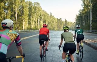 Ciclistas en un recorrido en grupo mixto.