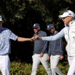 Annika Sorenstam y su hijo Will McGee reaccionan mientras caminan desde el tee durante la segunda ronda del Campeonato PNC 2024 en el Ritz-Carlton Golf Club.