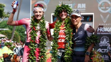 KAILUA KONA, HAWAII - 6 DE OCTUBRE: Lucy Charles-Barclay de Gran Bretaña (2.a), Chelsea Sodaro (1.a) y Anne Haug de Alemania (3.a) celebran después de terminar el Campeonato Mundial Ironman el 6 de octubre de 2022 en Kailua Kona, Hawaii. (Foto de Tom Pennington/Getty Images para IRONMAN)