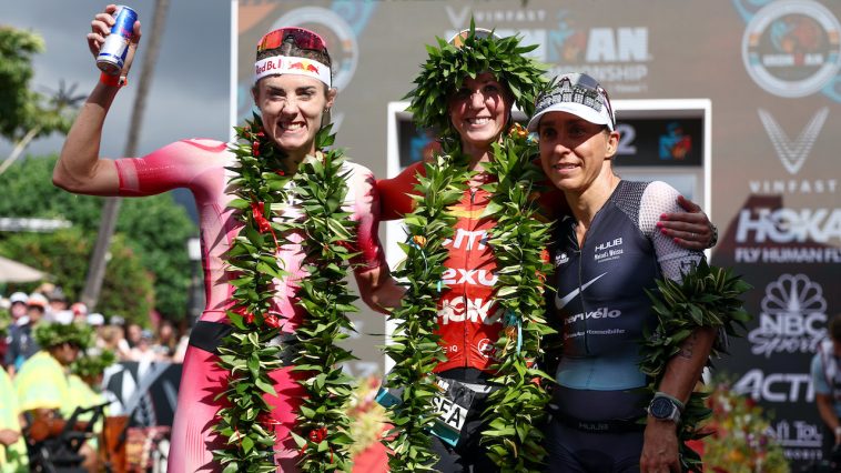 KAILUA KONA, HAWAII - 6 DE OCTUBRE: Lucy Charles-Barclay de Gran Bretaña (2.a), Chelsea Sodaro (1.a) y Anne Haug de Alemania (3.a) celebran después de terminar el Campeonato Mundial Ironman el 6 de octubre de 2022 en Kailua Kona, Hawaii. (Foto de Tom Pennington/Getty Images para IRONMAN)