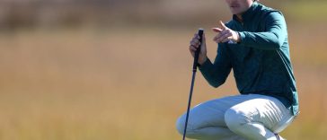 Luke Clanton alinea un putt en el cuarto green durante la primera ronda del RSM Classic 2024 en el Seaside Course de Sea Island Resort.