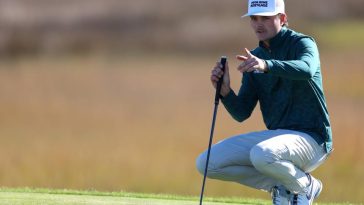 Luke Clanton alinea un putt en el cuarto green durante la primera ronda del RSM Classic 2024 en el Seaside Course de Sea Island Resort.