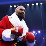 Tyson Fury llevaba un atuendo inspirado en la Papá Noel para su caminata por el anillo antes de la pelea