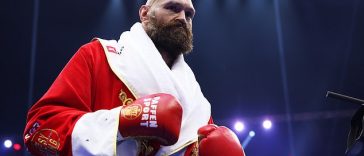 Tyson Fury llevaba un atuendo inspirado en la Papá Noel para su caminata por el anillo antes de la pelea