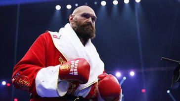 Tyson Fury llevaba un atuendo inspirado en la Papá Noel para su caminata por el anillo antes de la pelea