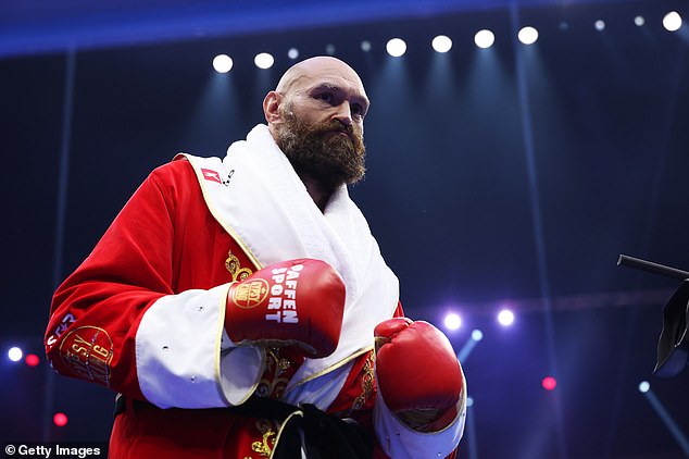 Tyson Fury llevaba un atuendo inspirado en la Papá Noel para su caminata por el anillo antes de la pelea