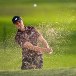 Ludvig Aberg sale disparado de un búnker en su camino hacia un 63, nueve bajo par, en el Farmers Insurance Open del PGA Tour en Torrey Pines (Orlando Ramírez)