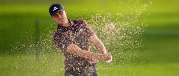 Ludvig Aberg sale disparado de un búnker en su camino hacia un 63, nueve bajo par, en el Farmers Insurance Open del PGA Tour en Torrey Pines (Orlando Ramírez)