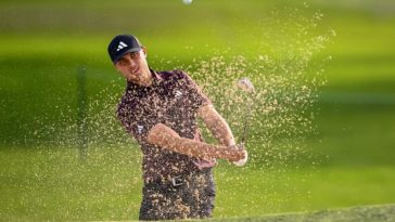 Ludvig Aberg sale disparado de un búnker en su camino hacia un 63, nueve bajo par, en el Farmers Insurance Open del PGA Tour en Torrey Pines (Orlando Ramírez)