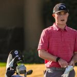 Blades Brown mira hacia abajo desde el cuarto tee antes de realizar su tiro en el Pete Dye Stadium Course durante la tercera ronda del American Express en PGA West en La Quinta, California, el sábado 18 de enero de 2025.