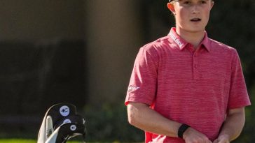 Blades Brown mira hacia abajo desde el cuarto tee antes de realizar su tiro en el Pete Dye Stadium Course durante la tercera ronda del American Express en PGA West en La Quinta, California, el sábado 18 de enero de 2025.