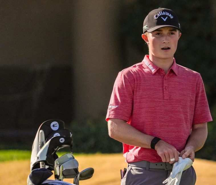 Blades Brown mira hacia abajo desde el cuarto tee antes de realizar su tiro en el Pete Dye Stadium Course durante la tercera ronda del American Express en PGA West en La Quinta, California, el sábado 18 de enero de 2025.