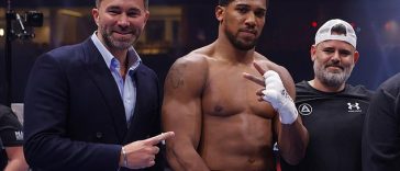 Anthony Joshua (R) tiene siete opciones diferentes para pelear a continuación, según Eddie Hearn (L)