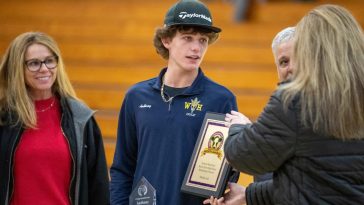 El golfista de Winter Haven High School, Anthony Monteleone, recibe el premio Florida Dairy Farmers 2024 Mr. Golf durante una ceremonia de medio tiempo el miércoles 22 de enero de 2025 en Winter Haven, Florida. Ernst Peters/El libro mayor