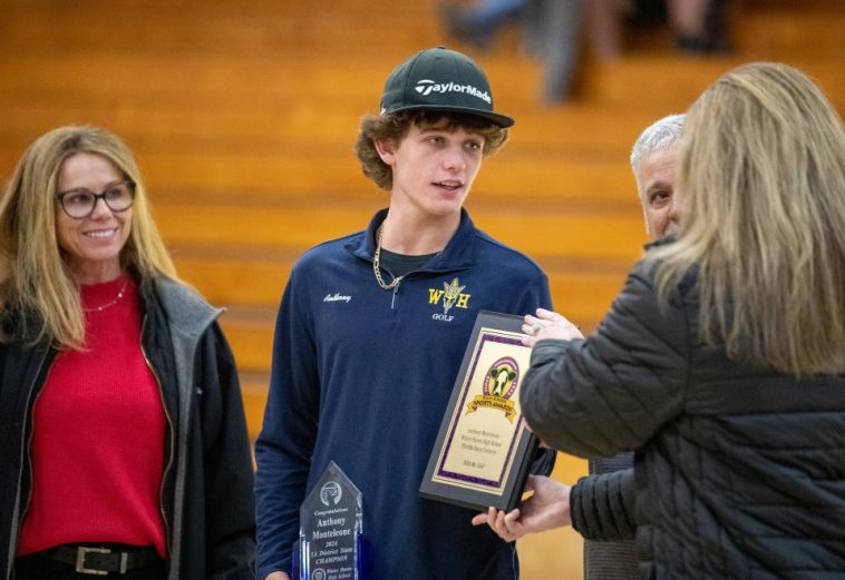 El golfista de Winter Haven High School, Anthony Monteleone, recibe el premio Florida Dairy Farmers 2024 Mr. Golf durante una ceremonia de medio tiempo el miércoles 22 de enero de 2025 en Winter Haven, Florida. Ernst Peters/El libro mayor