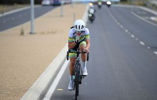 ALDINGA AUSTRALIA 17 DE ENERO Alyssa Polites de Australia y el equipo ciclista australiano ARA compiten en la escapada durante el noveno Santos Women Tour Down Under 2025 Etapa 1, una etapa de 101 9 km desde Brighton hasta Snapper PointAldinga UCIWWT el 17 de enero de 2025 en Aldinga Australia Foto de Dario BelingheriGetty Images