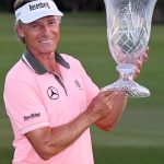 Bernhard Langer celebrando el trofeo del ganador después de ganar el torneo de golf PGA Chubb en el Tiburon Golf Club, el domingo 19 de febrero de 2022, en Nápoles, Fla.