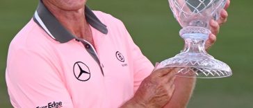 Bernhard Langer celebrando el trofeo del ganador después de ganar el torneo de golf PGA Chubb en el Tiburon Golf Club, el domingo 19 de febrero de 2022, en Nápoles, Fla.