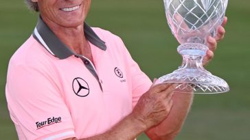 Bernhard Langer celebrando el trofeo del ganador después de ganar el torneo de golf PGA Chubb en el Tiburon Golf Club, el domingo 19 de febrero de 2022, en Nápoles, Fla.