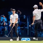 Justin Thomas de Atlanta Drive GC reacciona, a la izquierda, al hacer un putt mientras su compañero de equipo Billy Horschel choca los cinco durante un partido de TGL en el SoFi Center el 21 de enero de 2025, en Palm Beach Gardens, Florida.