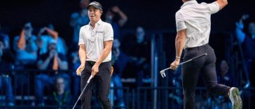 Justin Thomas de Atlanta Drive GC reacciona, a la izquierda, al hacer un putt mientras su compañero de equipo Billy Horschel choca los cinco durante un partido de TGL en el SoFi Center el 21 de enero de 2025, en Palm Beach Gardens, Florida.