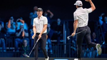 Justin Thomas de Atlanta Drive GC reacciona, a la izquierda, al hacer un putt mientras su compañero de equipo Billy Horschel choca los cinco durante un partido de TGL en el SoFi Center el 21 de enero de 2025, en Palm Beach Gardens, Florida.