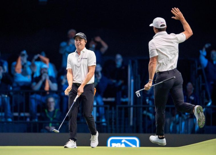 Justin Thomas de Atlanta Drive GC reacciona, a la izquierda, al hacer un putt mientras su compañero de equipo Billy Horschel choca los cinco durante un partido de TGL en el SoFi Center el 21 de enero de 2025, en Palm Beach Gardens, Florida.