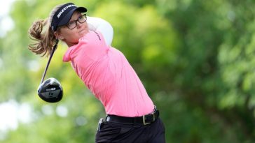 Brooke M. Henderson de Canadá juega su tiro desde el 16 ° Tee durante la tercera ronda del Meijer LPGA Classic para simplemente dar en BlytheField Country Club el 15 de junio de 2024 en Grand Rapids, Michigan.