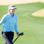 Brandi Chastain, exfutbolista profesional, camina por la primera calle del campo Pete Dye Stadium durante el torneo de golf American Express Pro-Am en PGA West en La Quinta, California, el miércoles 15 de enero de 2025.