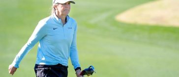 Brandi Chastain, exfutbolista profesional, camina por la primera calle del campo Pete Dye Stadium durante el torneo de golf American Express Pro-Am en PGA West en La Quinta, California, el miércoles 15 de enero de 2025.