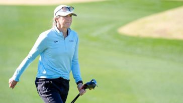 Brandi Chastain, exfutbolista profesional, camina por la primera calle del campo Pete Dye Stadium durante el torneo de golf American Express Pro-Am en PGA West en La Quinta, California, el miércoles 15 de enero de 2025.