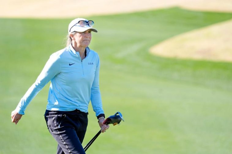 Brandi Chastain, exfutbolista profesional, camina por la primera calle del campo Pete Dye Stadium durante el torneo de golf American Express Pro-Am en PGA West en La Quinta, California, el miércoles 15 de enero de 2025.