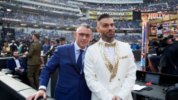 Michael Cole y Corey Graves en WrestleMania.