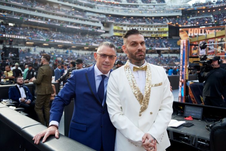 Michael Cole y Corey Graves en WrestleMania.