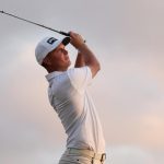 William Mouw de Estados Unidos juega su tiro desde el tee 17 durante la primera ronda del Sony Open en Hawaii 2025 en Waialae Country Club el 9 de enero.