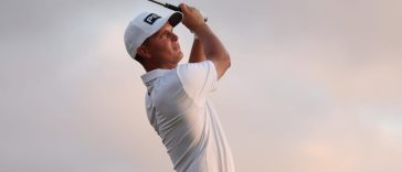 William Mouw de Estados Unidos juega su tiro desde el tee 17 durante la primera ronda del Sony Open en Hawaii 2025 en Waialae Country Club el 9 de enero.