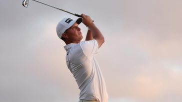 William Mouw de Estados Unidos juega su tiro desde el tee 17 durante la primera ronda del Sony Open en Hawaii 2025 en Waialae Country Club el 9 de enero.