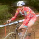 Un ciclista del equipo Winston-Salem compite en una carrera de ciclocross con el nuevo uniforme 2025