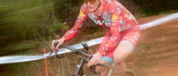 Un ciclista del equipo Winston-Salem compite en una carrera de ciclocross con el nuevo uniforme 2025