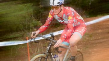 Un ciclista del equipo Winston-Salem compite en una carrera de ciclocross con el nuevo uniforme 2025