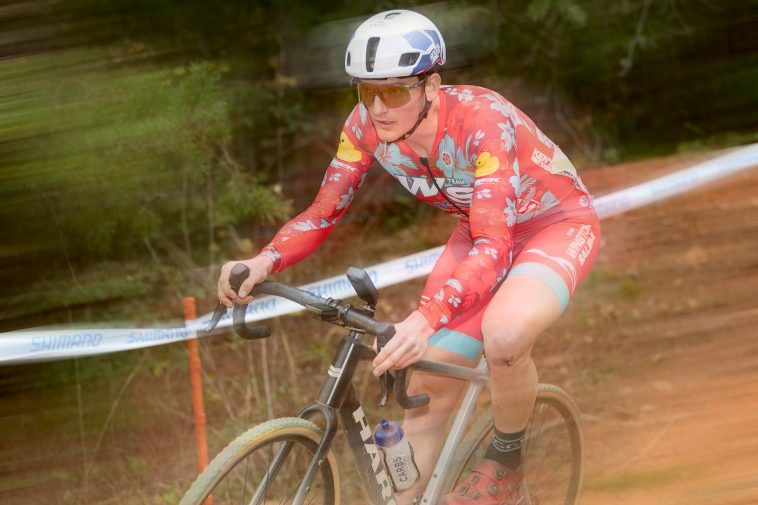 Un ciclista del equipo Winston-Salem compite en una carrera de ciclocross con el nuevo uniforme 2025