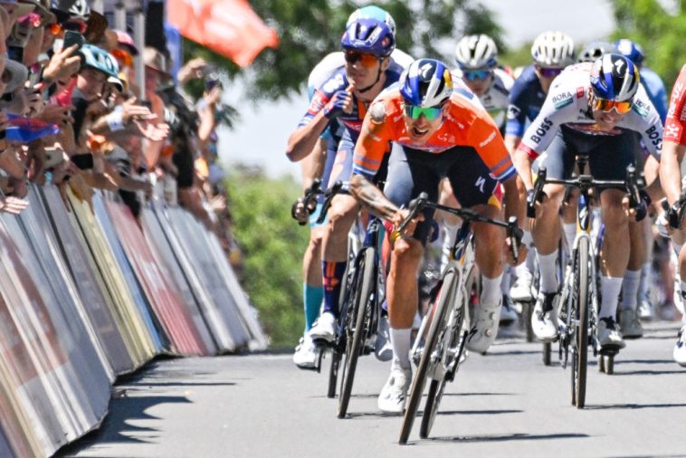 Danny van Poppel recibió tarjeta amarilla de la UCI después de un bloqueo de sprint a alta velocidad en el Tour Down Under - Vídeo