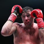 Darren Till quedó con la nariz ensangrentada durante su victoria por nocaut técnico sobre Anthony Taylor