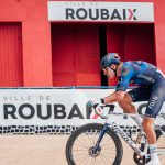 Pithie llega al velódromo de Roubaix para ocupar el séptimo lugar, ensangrentado por su última caída